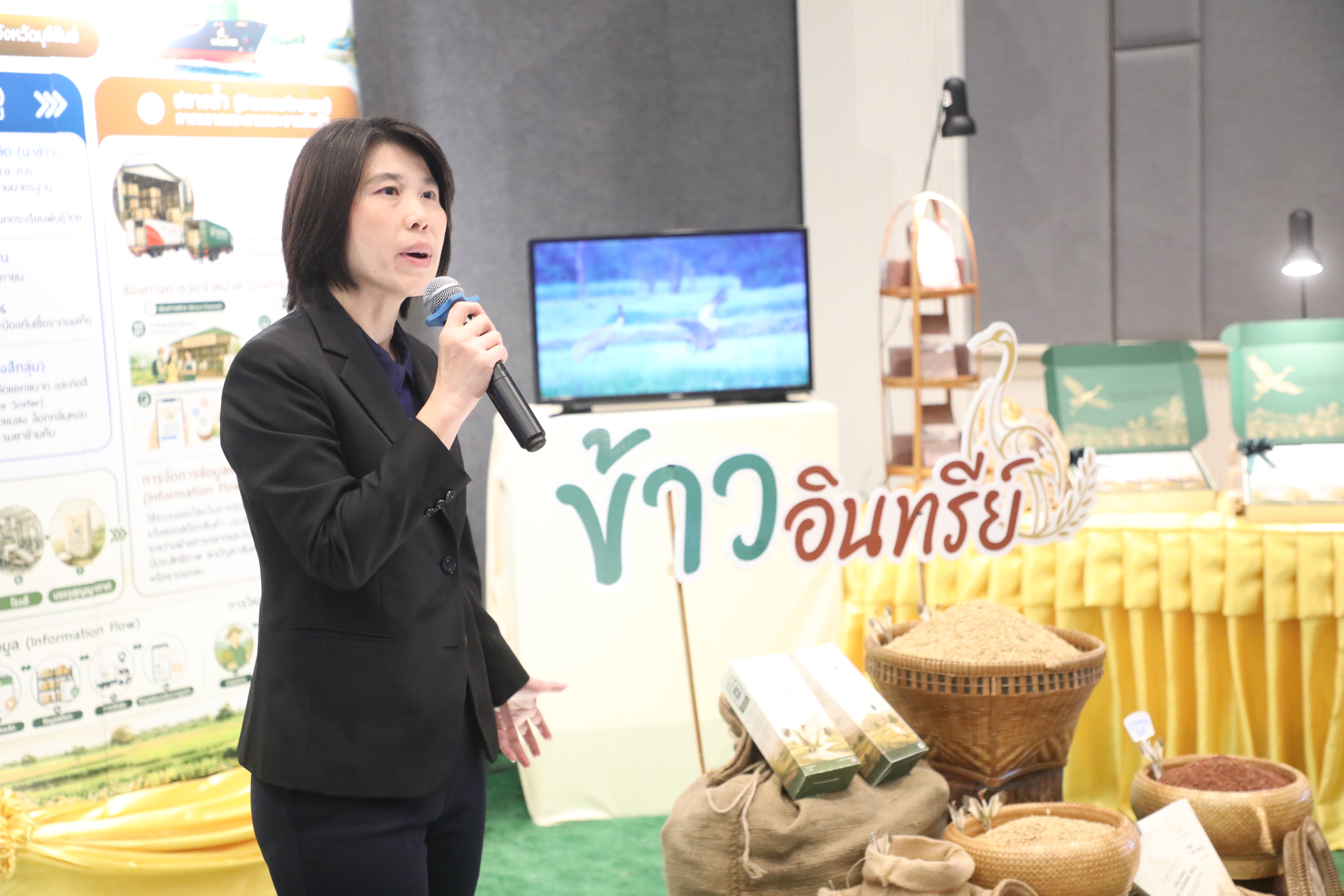 title - เข้าร่วมชมการจัดนิทรรศการ และนำเสนอผลงานกลุ่ม สินค้าเกษตรมูลค่าสูงและแผนผลักดันสินค้าเกษตรมูลค่าสูง เพื่อการส่งออกไปยังต่างประเทศ หลักสูตร นักบริหารการพัฒนาการเกษตรและสหกรณ์ ระดับสูง (นบส.) รุ่นที่ 94